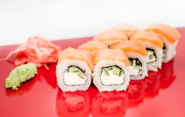 Suşi roll Philadelphia closeup izole kırmızı plaka