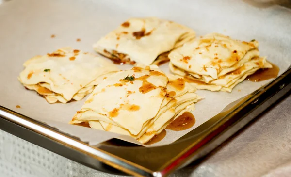 Baklava, kek, hamur işleri bal ile hazırlanması
