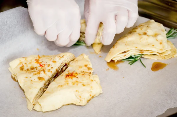 Baklava, kek, hamur işleri bal ile hazırlanması