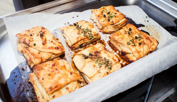 Baklava, kek, hamur işleri bal ile hazırlanması
