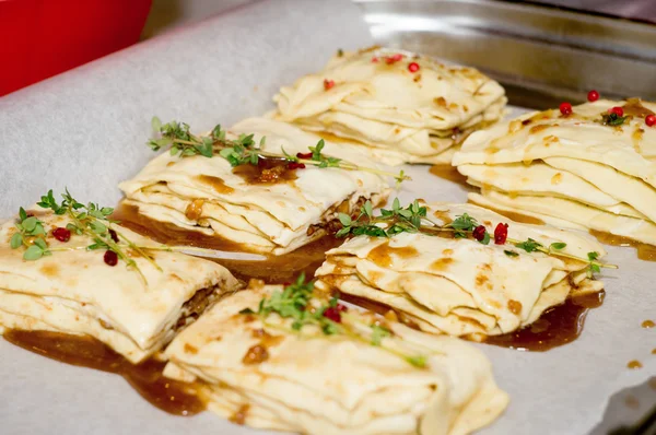 Baklava, kek, hamur işleri bal ile hazırlanması
