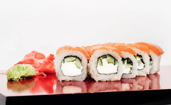 Suşi roll Philadelphia closeup izole kırmızı plaka