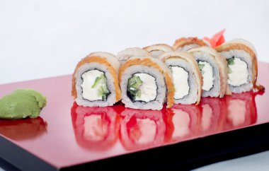 Philadelphia yansıma beyaz zemin üzerine kırmızı bir plaka üzerinde yılan balığı ile rulo