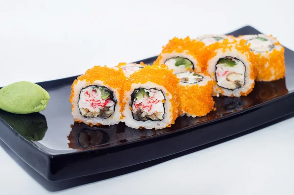 Zencefil ve siyah bir plaka üzerinde wasabi ile pişmiş suşi