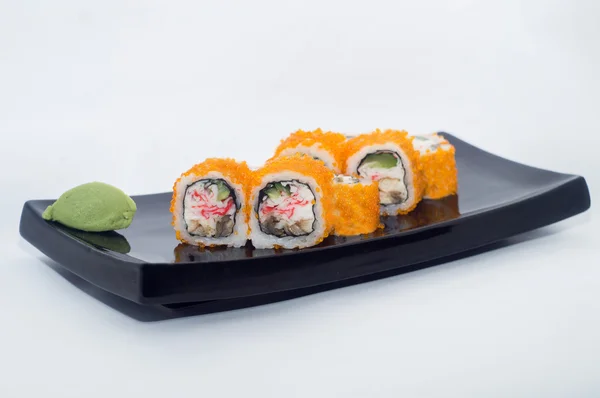 Zencefil ve siyah bir plaka üzerinde wasabi ile pişmiş suşi