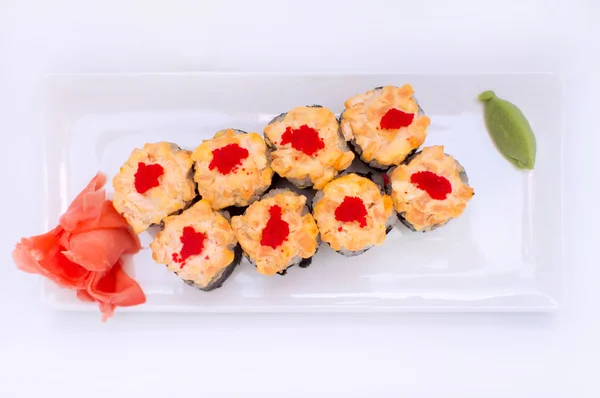 Zencefil ve siyah bir plaka üzerinde wasabi ile pişmiş suşi