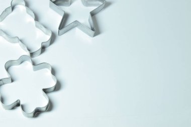 Ev yapımı kurabiyeler için kurabiye kesiciler, yazı için yer, beyaz arka planda kurabiye kesiciler.