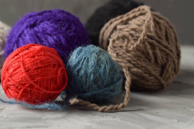 Örgü örmek için farklı renk iplikleri.