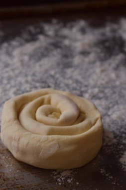  Protvin üzerine un konmuş salyangoz kabuğu şeklinde ham rulo.