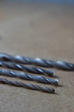 Farklı boyutlardaki kırık matkaplar neredeyse hiç ortalıkta durmuyor. İnşaat aletleri, makro fotoğrafçılık.