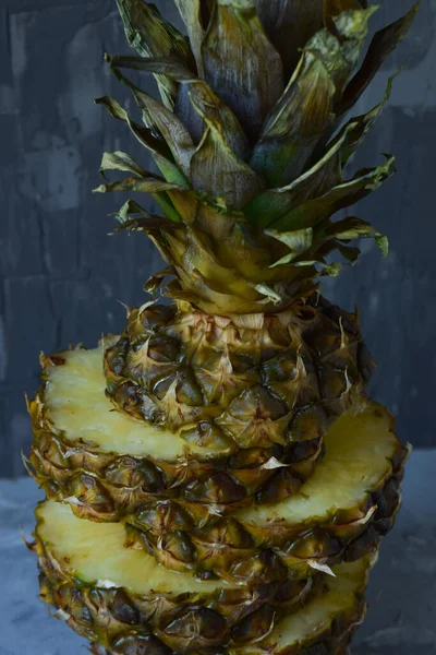 Una Piña Cortada Con Piezas Colocadas Azar Junta Vista Aislada — Foto de Stock