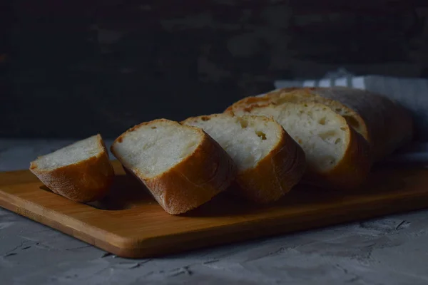 Heerlijk Zelfgemaakt Gesneden Italiaans Ciabatta Brood Een Houten Snijplank Close — Stockfoto