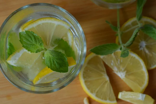 Suco Limonada Doce Azedo Frio Copos Com Limões Frescos Fatiados — Fotografia de Stock