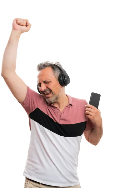 Wesoły Dorosły Mężczyzna Model Trzymając Smartfon Słuchając Muzyki Słuchawkach Korzystających — Zdjęcie stockowe