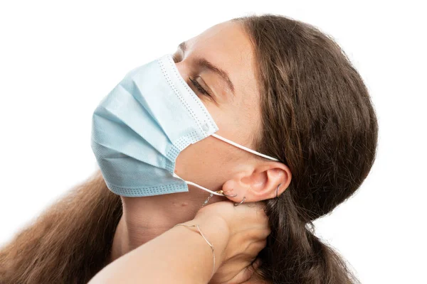 筋肉痛インフルエンザの風邪の流行として首の背部を保持する大人の女性モデル19白地に分離パンデミックを防ぐために医療や手術使い捨てマスクを着用感染症の症状 — ストック写真