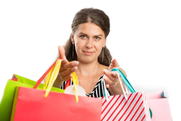 Close Modelo Adulto Shopaholic Fêmea Sorrindo Oferecendo Sacos Compras Para — Fotografia de Stock