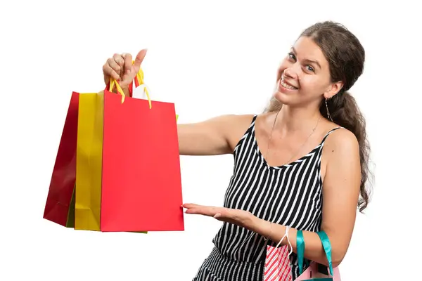 Wesoły Model Żeński Uśmiechnięty Prezentujący Kolorowe Torby Zakupy Ubrane Luźny — Zdjęcie stockowe