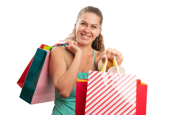 Kobieta Model Prezentując Torbę Zakupy Jako Oferując Koncepcję Prezent Wesołym — Zdjęcie stockowe