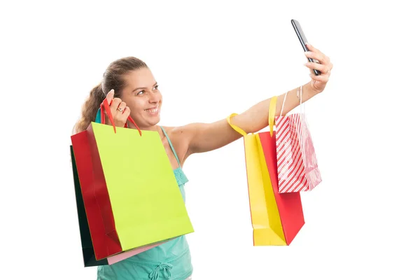 Mujer Adulta Alegre Tomando Foto Selfie Usando Teléfono Sosteniendo Bolsas —  Fotos de Stock