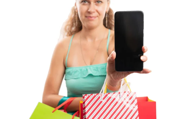 Mulher Adulta Segurando Sacos Compras Apresentando Tela Smartphone Como Espaço — Fotografia de Stock