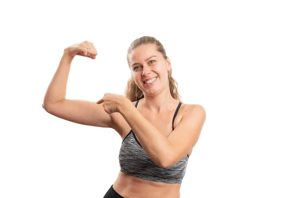 Glada Kvinna Modell Pekar Pekfingret Biceps Muskler Som Hälsosam Träning — Stockfoto