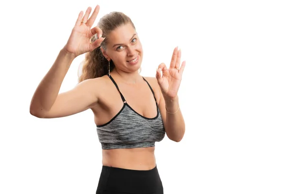 Modelo Femenino Sonriente Mostrando Doble Gesto Aceptable Usando Dedos Atuendo —  Fotos de Stock