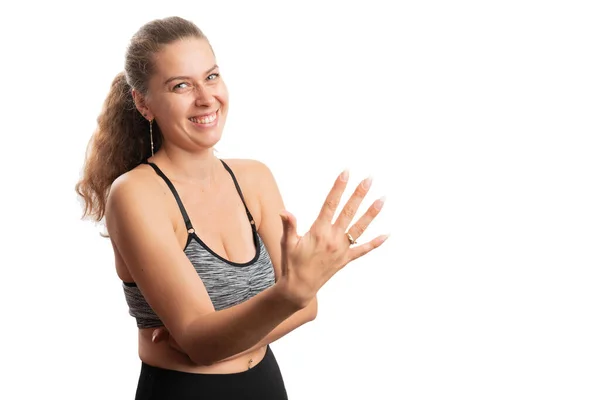 笑着做第五或第五个手势的女人穿着运动服作为一种积极的生活方式概念 空白的复制空间用于白色背景的广告 — 图库照片