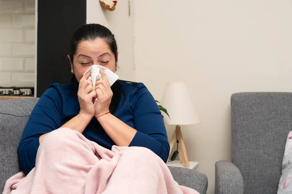 Mujer Adulta Enferma Con Síntomas Gripe Resfriada Acostada Sofá Sonándose — Foto de Stock