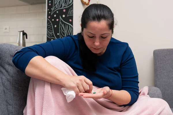 Mujer Adulta Enferma Que Mira Virus Del Sarro Covd19 Medicina — Foto de Stock