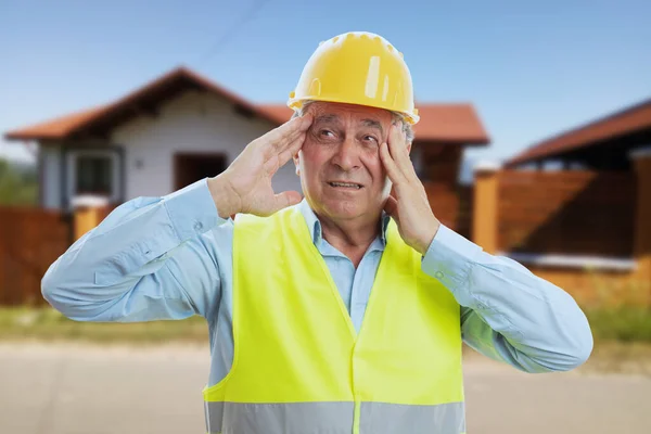 Ηλικιωμένος Κατασκευαστής Άνθρωπος Συγκλονισμένοι Συγκλονισμένοι Συγκλονισμένοι Έκφραση Κάνοντας Χειρονομία Αγγίζοντας — Φωτογραφία Αρχείου