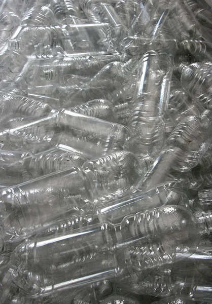 Arka plan şeffaf plastik şişe kazık Stok Fotoğraf