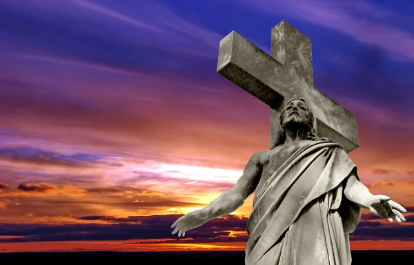 Crocifisso Gesù Cristo contro il tramonto drammatico — Foto Stock