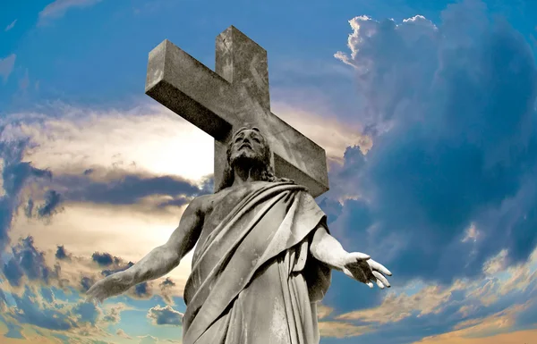 Drammatico tramonto con statua di Gesù Cristo crocifisso — Foto Stock