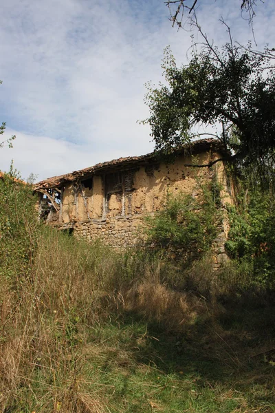 Старый дом в лесу — стоковое фото