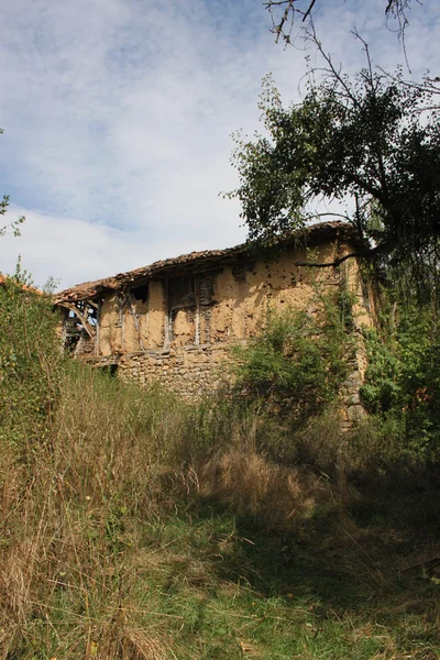 Una vieja casa en el bosque —  Fotos de Stock