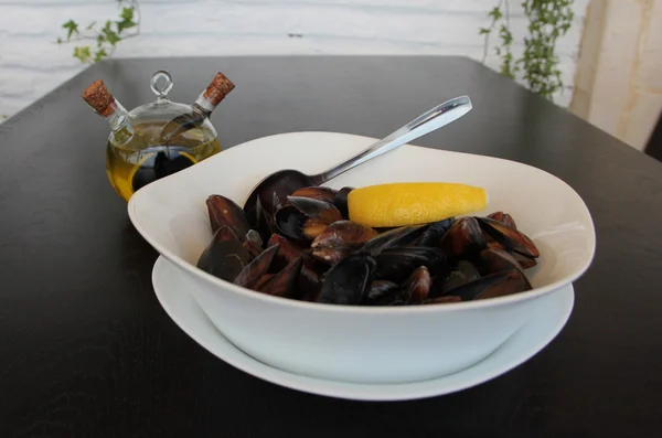 A dish of mussels — Stock Photo, Image