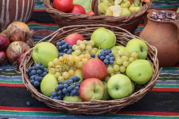 Conceito Outonal Com Variedade Frutas Uma Cesta Tiro Livre — Fotografia de Stock