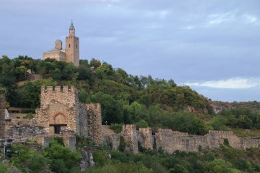 Bulgaristan 'ın Veliko Tarnovo kentindeki ünlü Çarevets Kalesi' nin resmi 