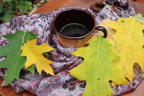 Concepto Otoñal Con Hojas Coloridas Una Taza Café Cubierta Con —  Fotos de Stock