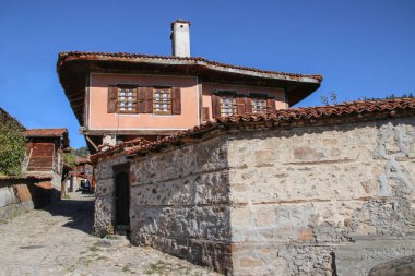 Bulgaristan 'ın Koprivshtitsa kentinde sonbahar ayları geleneksel canlandırma evleriyle meşhurdur.