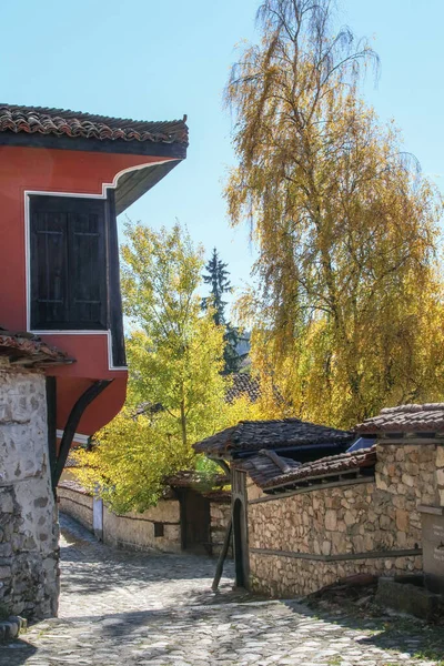 Otoño Casco Antiguo Koprivshtitsa Bulgaria Famoso Por Sus Casas Avivamiento —  Fotos de Stock