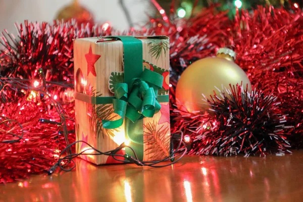Рождественская Концепция Большим Количеством Огней Цветов Гирлянд Коробки Подарков Мячей — стоковое фото