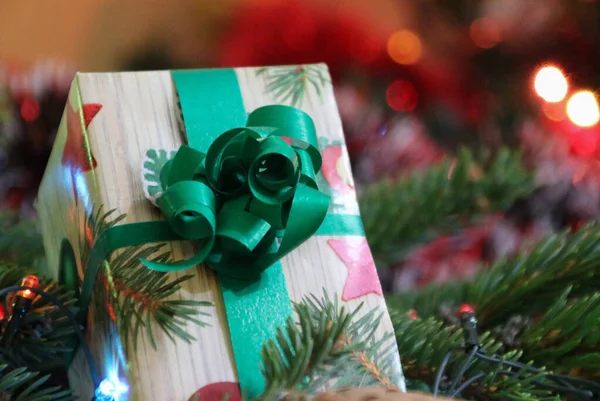 Conceito Natal Com Muitas Luzes Cores Guirlandas Caixa Presente Bolas — Fotografia de Stock