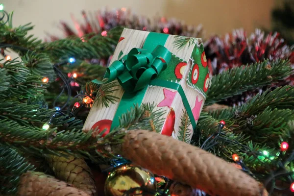 Concepto Navidad Con Muchas Luces Colores Guirnaldas Caja Regalo Bolas — Foto de Stock