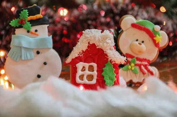Vánoční Koncept Barevnými Lahodnými Sušenkami Obklopen Spoustou Vánočních Světel — Stock fotografie