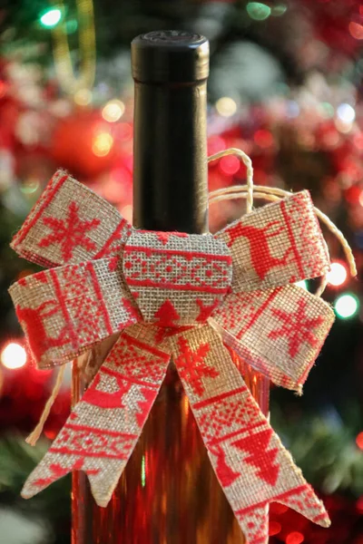 Kerstconcept Met Veel Licht Kleuren Bloemenslingers Een Verpakt Flesje Wijn — Stockfoto