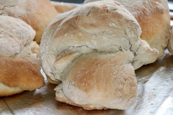 Nahaufnahme Bild Von Handgemachtem Knusprigem Brot Auf Einem Holzbrett — Stockfoto