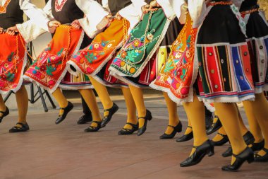 Geleneksel Bulgar folklor giysileri ve önlüklerinin yakın plan fotoğrafı, ayrıntılar, yüzler yok