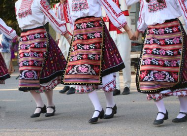 Geleneksel Bulgar folklor giysileri ve önlüklerinin yakın plan fotoğrafı, ayrıntılar, yüzler yok