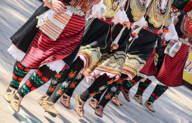 Geleneksel Bulgar folklor giysileri ve önlüklerinin yakın plan fotoğrafı, ayrıntılar, yüzler yok